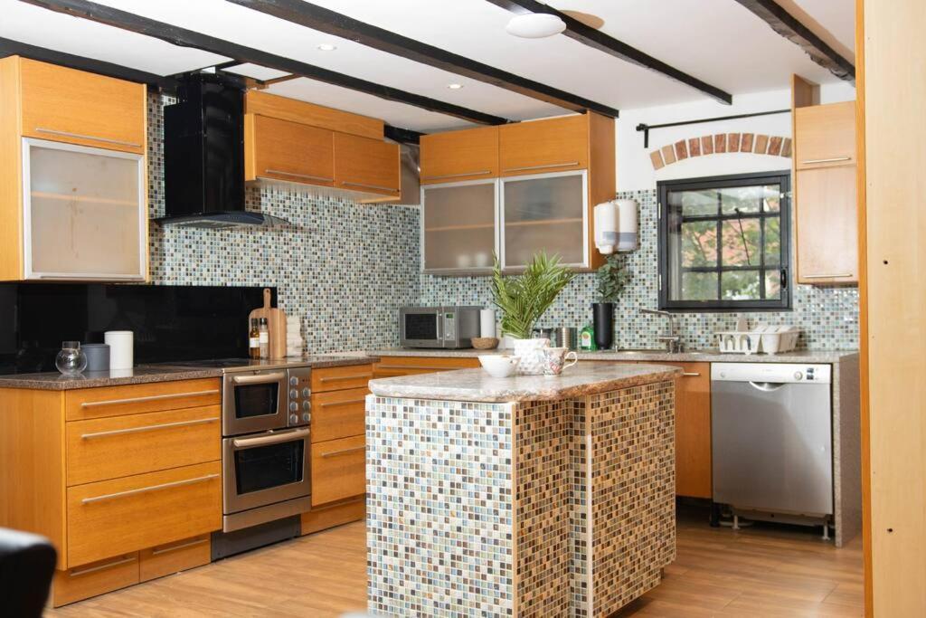 Historical Malt Factory Apartment, 6 Bedrooms, Sleeps 12 , Hot Tub Helsingborg Exterior foto
